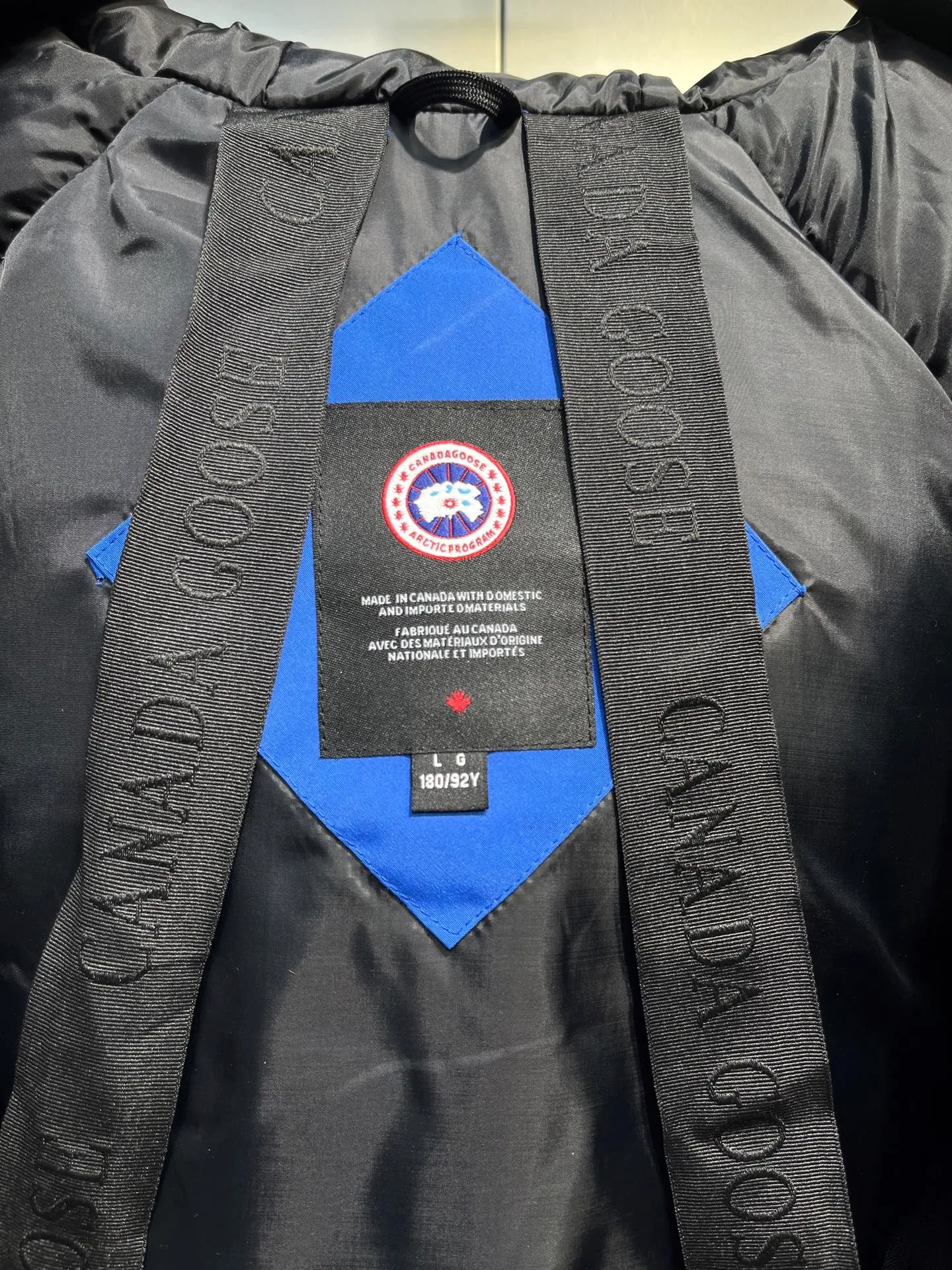 P720 high-end version (new version of Big Goose 01) Canada Goose Canada Goose #Chilliwack 7999M bomber jacket short down jacket/01 model #Men and Women Same Style# ➖ Genuine synchronous anti-counterfeiting chip sensor! ➖ Imported 21S polyester-cotton blended original fabric [last year’s 16S/18S hard fabrics have been completely eliminated, this year all use 21S genuine synchronous fabrics, the soft mid-strap feels delicate and textured], genuine synchronous Feather-Light 10D waterproof coating fabric, made of 84.5 polyester fiber and 15.5 cotton, 100% the best feel in the entire network! ➖ The genuine official website is synchronized with the national standard 80 white duck down, you can check the official website customer service, there will never be a series of misleading claims such as 90 down or goose down! ➖ Using the best nylon lining with double double-layer sealing design, velvet-proof No. 7 needle + grid-filled down ready-made garments, there is 100% no so-called velvet running! ➖ The cuffs are designed with thickened seamless threads, and the collar and pockets are lined with top-quality polar fleece to keep you warm and comfortable! ➖ Yoshida YKK provides original custom-made electroplated sliders. YKK two-way lockable zippers are tight and smooth and will not peel off paint! ➖ 3M composite guarantees that the Velcro is the same as the original, durable, and all accessories and hardware are custom-made! ➖ Imported BEHRINGER embroidery machine to customize the 10,000-needle embroidery logo, 98% of which can be reproduced to restore the original logo. You can check and compare on the official website! ➖ The fur collars are all made of large pieces of Western Canadian blue wolf hide, ensuring that each fur collar is 13-15cm wide!   Size:XS-XXL